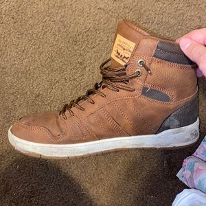 Just time to get rid of these size 9.5 Levi’s the color is tan